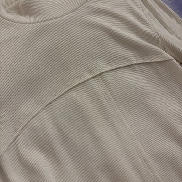 Aritzia Wilfred Moon Turtleneck Longsleeve Top in White - Picture 3 of 8